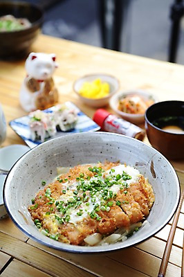 포토 JPG 그릇 접시 음식 인형 젓가락 반찬 김치 잔 육류 사람없음 아웃포커스 컵 샐러드 튀김 돈가스 덮밥 국 단무지 양념통 파 장국 돈부리 마네키네코 일본음식 국내포토 식기 한식 채소 식재료 촬영기법 수저 통 양념 커틀릿 일본전통 파일형식