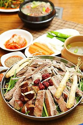 포토 JPG 그릇 접시 한식 채소 고추 양파 김치 사람없음 아웃포커스 당근 견과류 인삼 밤 뚝배기 대추 대나무발 전골 부추 물김치 갈비탕 들깨 국내포토 식기 음식 뿌리채소 촬영기법 삼 탕 깨 파일형식