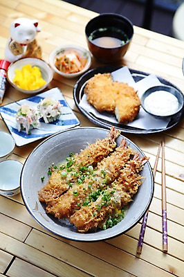 포토 JPG 그릇 접시 음식 인형 젓가락 반찬 김치 잔 새우 사람없음 아웃포커스 컵 샐러드 튀김 돈가스 덮밥 국 단무지 새우튀김 장국 돈부리 마네키네코 일본음식 국내포토 식기 한식 촬영기법 수저 갑각류 커틀릿 일본전통 파일형식