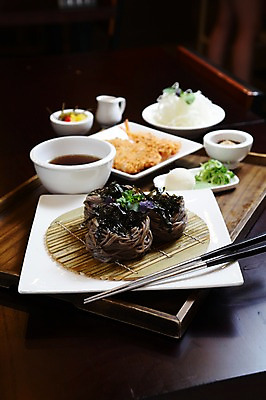 포토 JPG 그릇 접시 음식 채소 젓가락 새우 쟁반 사람없음 아웃포커스 샐러드 튀김 면류 면 돈가스 무 메밀국수 머스터드 메밀 국수 파 장국 일본음식 국내포토 식기 식재료 뿌리채소 촬영기법 수저 갑각류 소스_음식 커틀릿 국 파일형식