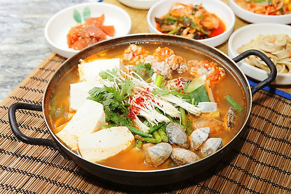 포토 JPG 그릇 접시 한식 채소 반찬 조개 김치 사람없음 아웃포커스 버섯 해물요리 냄비 어묵 해산물 두부 대나무발 팽이버섯 파 쑥갓 해물탕 바지락 알탕 국내포토 식기 음식 어패류 촬영기법 솥 탕 파일형식