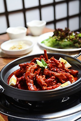 포토 JPG 그릇 접시 한식 음식 채소 식탁 탁자 반찬 육류 사람없음 아웃포커스 계란 닭고기 닭 가스레인지 냄비 상추 천 쌈 나물 파 삶은계란 조각보 닭발 국내포토 식기 가구 식재료 조류 촬영기법 알 가전제품 직물 보자기_천 레인지 솥 계란요리 파일형식