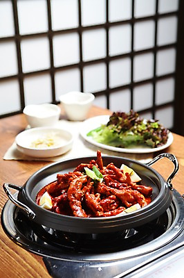 포토 JPG 그릇 접시 한식 음식 채소 식탁 탁자 반찬 육류 사람없음 아웃포커스 계란 닭고기 닭 가스레인지 냄비 상추 천 쌈 나물 파 삶은계란 조각보 닭발 국내포토 식기 가구 식재료 조류 촬영기법 알 가전제품 직물 보자기_천 레인지 솥 계란요리 파일형식