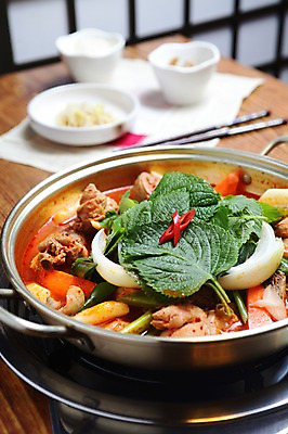 포토 JPG 그릇 접시 한식 음식 채소 젓가락 고추 반찬 양파 떡 육류 사람없음 아웃포커스 닭고기 가스레인지 냄비 깻잎 닭볶음탕 국내포토 식기 식재료 촬영기법 수저 가전제품 레인지 솥 닭고기요리 파일형식