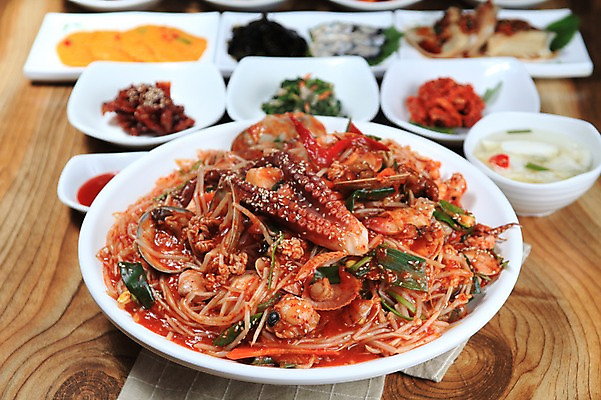 포토 JPG 그릇 접시 한식 음식 채소 반찬 조개 사람없음 아웃포커스 해물요리 해산물 찜 문어 콩나물 파 물김치 해물찜 국내포토 식기 어패류 김치 연체동물 촬영기법 수중동물 나물 파일형식