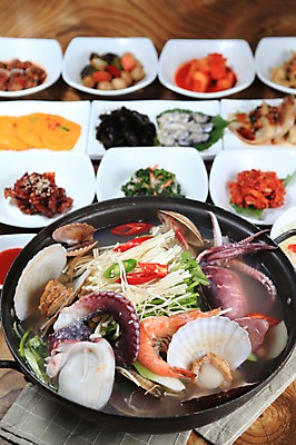 포토 JPG 그릇 접시 한식 채소 고추 반찬 조개 김치 사람없음 아웃포커스 버섯 해물요리 냄비 깍두기 해산물 오징어 문어 팽이버섯 가리비 파 해물탕 국내포토 식기 음식 어패류 연체동물 촬영기법 수중동물 솥 파일형식