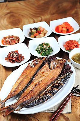 포토 JPG 그릇 접시 한식 음식 젓가락 반찬 김치 어류 사람없음 아웃포커스 깍두기 구이 국 나물 생선구이 고등어 고등어구이 꽁치 꽁치구이 자반고등어 국내포토 식기 채소 촬영기법 수저 수중동물 생선요리 파일형식