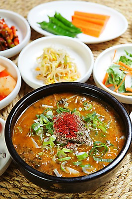 포토 JPG 그릇 접시 한식 음식 채소 고추 반찬 김치 사람없음 아웃포커스 당근 깍두기 뚝배기 탕 나물 파 순대 고춧가루 순대국 국내포토 식기 뿌리채소 촬영기법 가루 국 파일형식