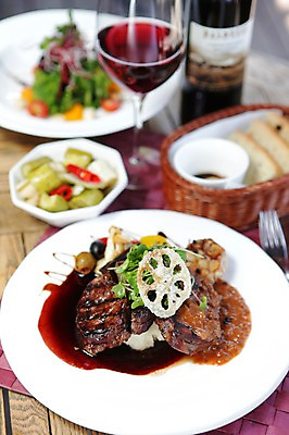 포토 JPG 음식 빵 포크 채소 와인잔 잔 주류 서양음식 육류 스테이크 사람없음 아웃포커스 장식 컵 바구니 레스토랑 와인 샐러드 와인병 피클 연근 국내포토 식기 음료 술잔 식재료 병_용기 촬영기법 식당 절임 파일형식