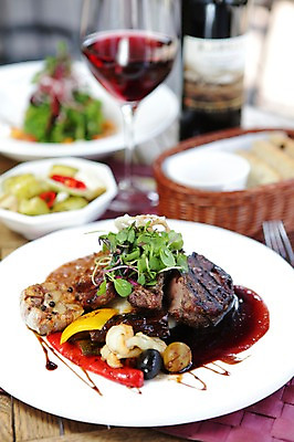 포토 JPG 음식 빵 포크 채소 와인잔 잔 주류 서양음식 육류 스테이크 사람없음 아웃포커스 장식 컵 바구니 레스토랑 와인 샐러드 와인병 피클 국내포토 식기 음료 술잔 식재료 병_용기 촬영기법 식당 절임 파일형식