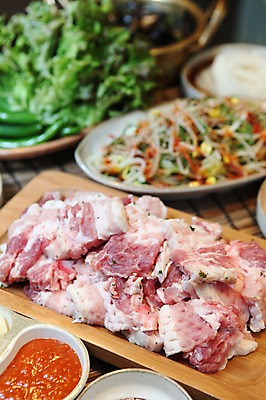 포토 JPG 그릇 접시 음식 채소 식재료 고추 반찬 양파 생고기 육류 돼지고기 사람없음 아웃포커스 냄비 상추 쌈 쌈장 파무침 국내포토 식기 촬영기법 양념 솥 무침 파일형식