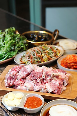 포토 JPG 그릇 접시 음식 채소 식재료 고추 반찬 양파 김치 마늘 생고기 육류 돼지고기 사람없음 아웃포커스 냄비 상추 쌈 쌈장 파무침 국내포토 식기 한식 촬영기법 양념 솥 무침 파일형식