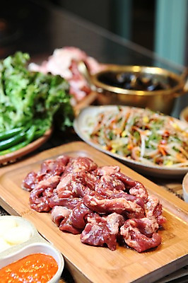 포토 JPG 그릇 접시 음식 채소 식재료 고추 반찬 마늘 생고기 육류 사람없음 아웃포커스 냄비 상추 쌈 쌈장 파무침 국내포토 식기 촬영기법 양념 솥 무침 파일형식