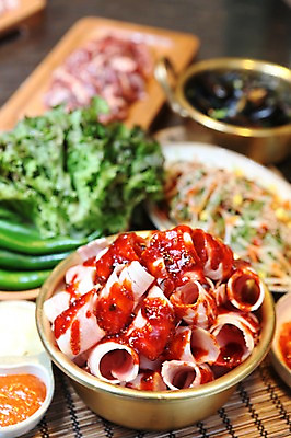 포토 JPG 그릇 접시 음식 채소 식재료 고추 반찬 생고기 육류 돼지고기 사람없음 아웃포커스 양념 냄비 상추 쌈 대나무발 쌈장 대패삼겹살 양푼 파무침 국내포토 식기 촬영기법 솥 삼겹살 무침 파일형식