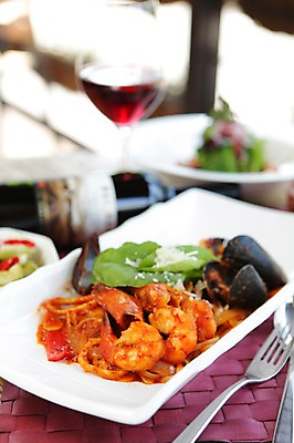 포토 JPG 그릇 접시 음식 빵 포크 와인잔 술병 조개 잔 새우 주류 파스타 서양음식 스파게티 사람없음 아웃포커스 컵 레스토랑 와인 숟가락 샐러드 해물요리 면류 면 해산물 피클 홍합 해물스파게티 홍합스파게티 국내포토 식기 음료 술잔 병_용기 어패류 촬영기법 수저 갑각류 식당 절임 파일형식