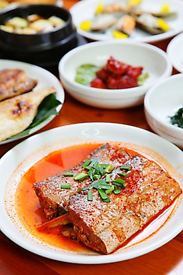 포토 JPG 그릇 접시 한식 반찬 사람없음 아웃포커스 해물요리 해산물 뚝배기 생선요리 부추 갈치 갈치조림 국내포토 식기 음식 채소 촬영기법 어류 조림 파일형식