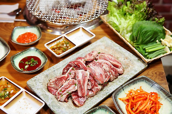 포토 JPG 그릇 접시 음식 채소 식재료 반찬 마늘 생고기 육류 사람없음 아웃포커스 양념 그릴 상추 쌈 깻잎 쌈장 불판 무생채 무채 초고추장 마늘종 국내포토 식기 줄기 주방용품 촬영기법 파일형식