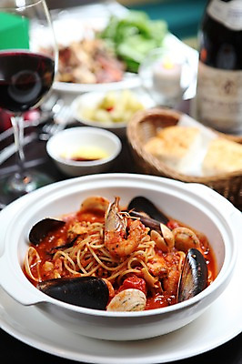 포토 JPG 그릇 접시 음식 빵 와인잔 술병 조개 잔 새우 주류 파스타 서양음식 스파게티 사람없음 아웃포커스 컵 바구니 레스토랑 와인 해물요리 면류 면 냄비 해산물 피클 홍합 해물스파게티 홍합스파게티 국내포토 식기 음료 술잔 병_용기 어패류 촬영기법 갑각류 식당 솥 절임 파일형식