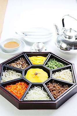 포토 JPG 한국문화 한국전통 전통 그릇 접시 한식 음식 채소 젓가락 주전자 잔 수저 육류 사람없음 컵 숟가락 당근 전통음식 컵받침 나물 대추 잣 구절판 궁중음식 전병 국내포토 동양문화 식기 식재료 주방용품 뿌리채소 한국 과자 견과류 받침대 파일형식