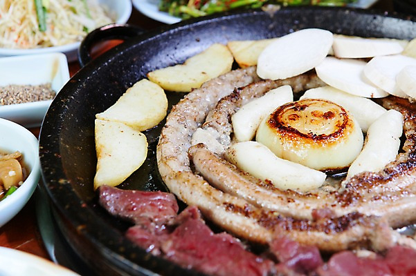 포토 JPG 그릇 접시 한식 음식 채소 반찬 양파 감자 떡 육류 사람없음 아웃포커스 샐러드 내장 장기 불판 곱창 막창 들깨 국내포토 식기 신체 식재료 촬영기법 깨 파일형식