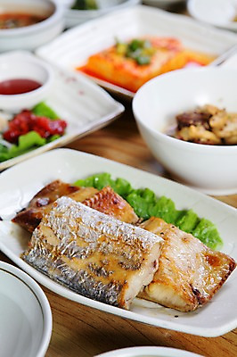 포토 JPG 그릇 접시 한식 반찬 어류 사람없음 아웃포커스 생선구이 갈치 갈치구이 고등어구이 자반고등어 국내포토 식기 음식 촬영기법 수중동물 구이 생선요리 고등어 파일형식