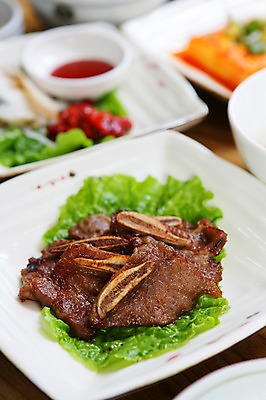 포토 JPG 그릇 접시 한식 채소 반찬 육류 사람없음 아웃포커스 상추 갈비 LA갈비 국내포토 식기 음식 식재료 촬영기법 소고기 파일형식