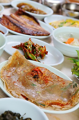 포토 JPG 그릇 접시 한식 음식 반찬 어류 사람없음 아웃포커스 전 생선구이 부침개 파 물김치 고등어 자반고등어 파무침 국내포토 식기 채소 김치 촬영기법 수중동물 구이 생선요리 무침 파일형식