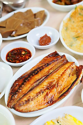 포토 JPG 그릇 접시 한식 음식 어류 사람없음 아웃포커스 전 구이 간장 종지 생선구이 쌈장 부침개 고등어 묵 고등어구이 도토리묵 자반고등어 국내포토 식기 촬영기법 수중동물 양념 생선요리 파일형식