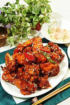 포토 JPG 식물 접시 화분 한식 음식 젓가락 사람없음 아웃포커스 통닭 치킨 양념치킨 닭고기 샐러드 닭 천 조각보 양념통닭 국내포토 식기 조류 촬영기법 수저 육류 직물 보자기_천 닭고기요리 파일형식