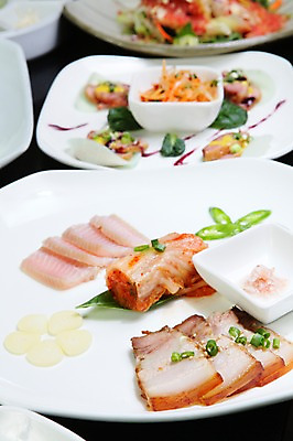 포토 JPG 그릇 접시 한식 음식 김치 마늘 육류 돼지고기 어류 사람없음 아웃포커스 생선회 종지 삼합 새우젓 수육 홍어 홍어삼합 홍어회 홍탁삼합 국내포토 식기 채소 식재료 촬영기법 수중동물 회 젓갈 파일형식