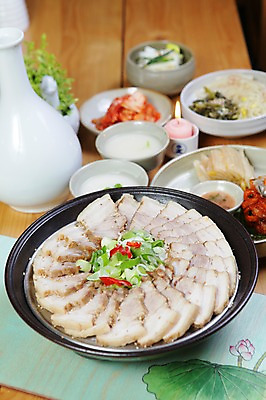 포토 JPG 그릇 접시 한식 채소 술잔 초 촛불 고추 반찬 술병 김치 육류 돼지고기 사람없음 아웃포커스 보쌈 파 막걸리 수육 국내포토 식기 음식 식재료 병_용기 잔 주류 촬영기법 파일형식