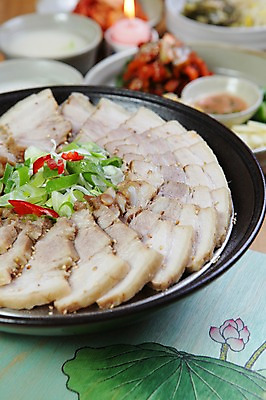 포토 JPG 그릇 접시 한식 채소 술잔 고추 육류 돼지고기 사람없음 아웃포커스 안주 보쌈 파 막걸리 수육 국내포토 식기 음식 식재료 잔 주류 촬영기법 파일형식