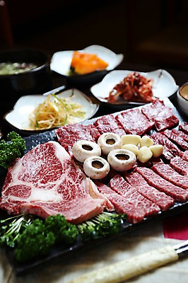 포토 JPG 그릇 접시 음식 채소 식재료 젓가락 반찬 파슬리 마늘 생고기 육류 사람없음 아웃포커스 버섯 소고기 무순 파무침 국내포토 식기 촬영기법 수저 무침 새싹채소 파일형식