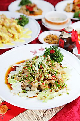 포토 JPG 그릇 접시 음식 채소 술병 오이 파슬리 육류 사람없음 아웃포커스 장식 중식 탕수육 국내포토 식기 식재료 병_용기 주류 촬영기법 파일형식