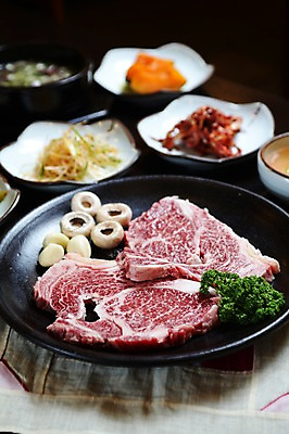 포토 JPG 그릇 접시 음식 채소 식재료 반찬 파슬리 마늘 생고기 육류 사람없음 아웃포커스 버섯 소고기 천 조각보 파무침 국내포토 식기 촬영기법 직물 보자기_천 무침 파일형식