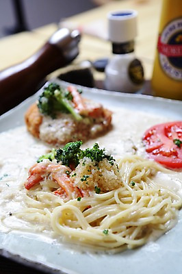 포토 JPG 그릇 접시 음식 토마토 파스타 서양음식 스파게티 사람없음 아웃포커스 면류 면 브로콜리 날치알 크림스파게티 국내포토 식기 채소 촬영기법 알 파일형식