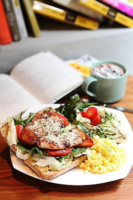 포토 JPG 그릇 접시 커피 음료 음식 빵 토마토 채소 방울토마토 잔 서양음식 샌드위치 육류 사람없음 아웃포커스 책 컵 계란 샐러드 머그컵 무순 스크램블 국내포토 식기 식재료 촬영기법 알 계란요리 새싹채소 파일형식