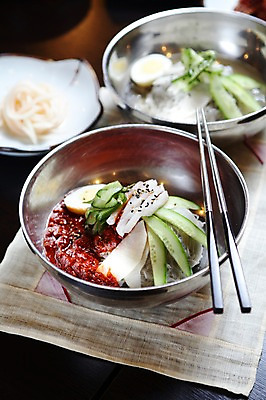 포토 JPG 그릇 접시 한식 젓가락 반찬 여름음식 사람없음 아웃포커스 대접 면류 천 냉면 조각보 비빔냉면 제철음식 국내포토 식기 음식 촬영기법 수저 직물 보자기 제철 파일형식 여름_계절 천_직물
