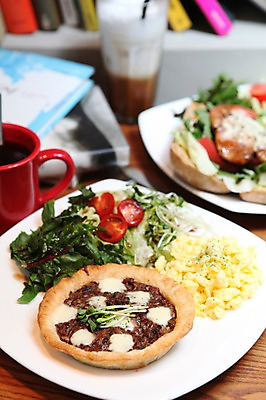 포토 JPG 그릇 접시 커피 음료 음식 채소 방울토마토 잔 서양음식 사람없음 아웃포커스 컵 계란 샐러드 머그컵 파이 무순 스크램블 국내포토 식기 빵 토마토 촬영기법 알 계란요리 새싹채소 파일형식