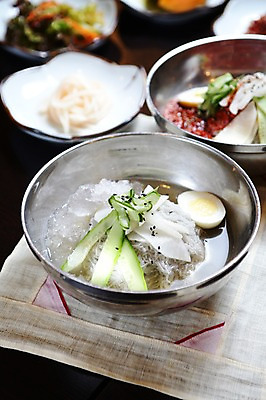 포토 JPG 접시 한식 반찬 여름음식 사람없음 아웃포커스 얼음 대접 고명 냉면 물냉면 비빔냉면 제철음식 국내포토 자연요소 식기 음식 촬영기법 여름 제철 파일형식 계절