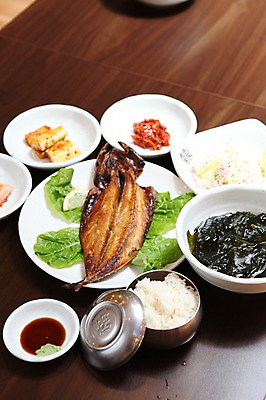 포토 JPG 그릇 접시 한식 음식 밥 반찬 김치 어류 사람없음 상추 상차림 구이 머스터드 레몬 생선요리 국 간장 생선구이 정식 밥그릇 미역국 국내포토 식기 채소 과일 수중동물 양념 소스_음식 파일형식