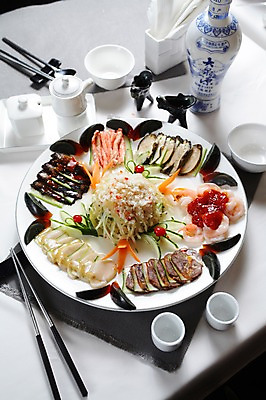 포토 JPG 그릇 접시 음식 채소 술잔 젓가락 술병 오이 잔 새우 육류 사람없음 컵 중식 숟가락 화장지 해산물 양념통 전복 해파리 냉채 육품냉채 국내포토 식기 식재료 병_용기 어패류 주류 수저 통 갑각류 양념 자포동물 파일형식