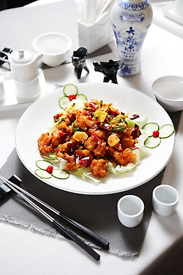 포토 JPG 그릇 접시 음식 채소 술잔 젓가락 방울토마토 술병 오이 잔 사람없음 컵 중식 당근 화장지 천 양념통 깐풍기 국내포토 식기 토마토 병_용기 뿌리채소 주류 수저 통 직물 양념 파일형식