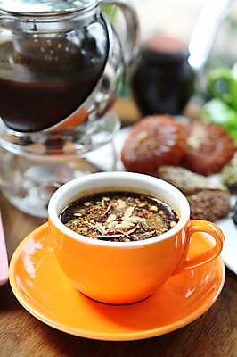 포토 JPG 그릇 접시 음료 한식 음식 주전자 디저트 잔 사람없음 아웃포커스 컵 전통음식 고명 차 전통차 찻잔 컵받침 잣 약과 전통다과 국내포토 전통 식기 주방용품 촬영기법 차_음료 견과류 받침대 다과 파일형식