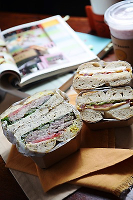 포토 JPG 음료 음식 빵 디저트 샌드위치 사람없음 아웃포커스 빵집 아침식사 잡지 천 브런치 제빵 국내포토 촬영기법 간행물 제과제빵 상점 식사 직물 파일형식