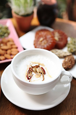 포토 JPG 그릇 접시 음료 한식 음식 디저트 잔 사람없음 아웃포커스 컵 전통음식 고명 차 전통차 찻잔 컵받침 아몬드 잣 약과 전통다과 국내포토 전통 식기 촬영기법 차_음료 견과류 받침대 다과 파일형식