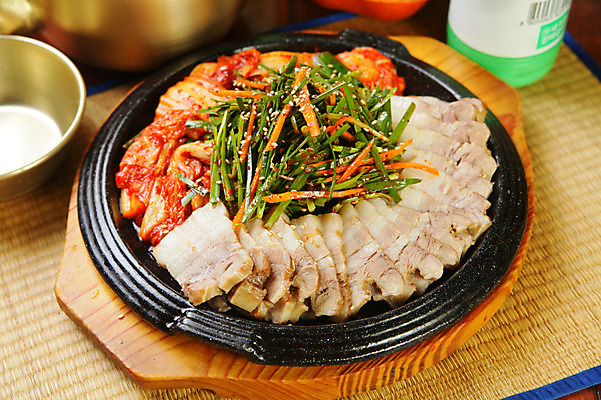 포토 JPG 그릇 접시 한식 음식 술잔 술병 김치 육류 돼지고기 사람없음 돗자리 철판 보쌈 막걸리 김치보쌈 나무받침 부추무침 양은주전자 국내포토 식기 식재료 주전자 병_용기 잔 주류 목재 받침대 무침 파일형식