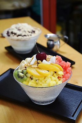 포토 JPG 그릇 과일 아이스크림 디저트 여름음식 수박 떡 쟁반 바나나 키위 사람없음 아웃포커스 얼음 체리 파인애플 복숭아 빙수 팥 과일빙수 미숫가루 제철음식 제철과일 국내포토 자연요소 식기 음식 촬영기법 열대과일 제철 파일형식 여름_계절