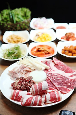 포토 JPG 그릇 접시 음식 채소 식재료 고추 반찬 양파 마늘 생고기 육류 사람없음 아웃포커스 버섯 상추 떡볶이 팽이버섯 파무침 파절이 국내포토 식기 촬영기법 분식 무침 파일형식