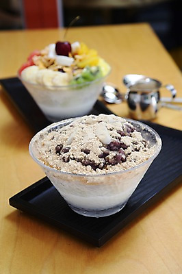 포토 JPG 그릇 과일 아이스크림 디저트 여름음식 떡 쟁반 사람없음 아웃포커스 숟가락 얼음 체리 빙수 팥 팥빙수 과일빙수 미숫가루 제철음식 국내포토 자연요소 식기 음식 촬영기법 수저 제철 파일형식 여름_계절